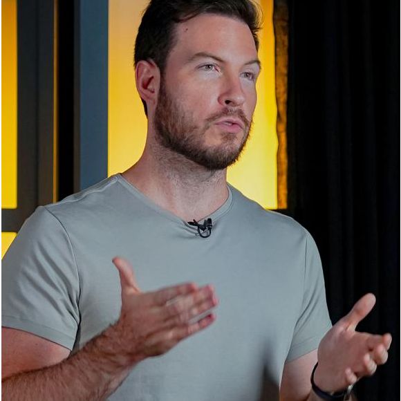 Celebridades não apenas influenciam tendências de consumo, mas também moldam o que será importado, como será comercializado e para quem será vendido