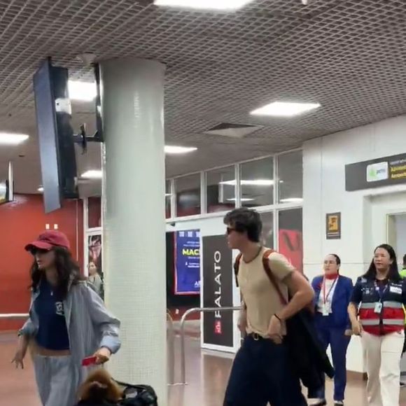 Bruna Marquezine levou o cachorrinho que adotou com João Guilherme