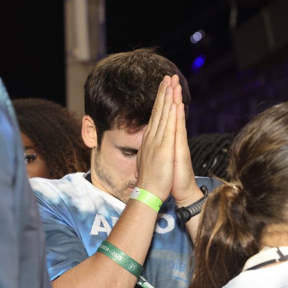 Nicolas Prattes reza antes de Sabrina Sato desfilar como rainha de bateria pela Vila Isabel na Sapucaí