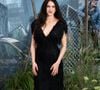 Margaret Qualley chamou atenção no tapete vermelho da estreia de "Ponto Sem Retorno", em Londres, ao usar uma sandália inusitada da Chanel que cobre apenas o calcanhar e deixa os dedos completamente expostos