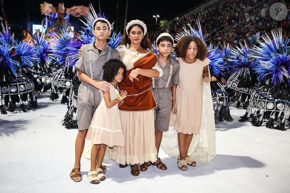 Desfile da Acadêmicos de Niterói contou com a presença de diversos famosos e contou a vida do presidente Lula