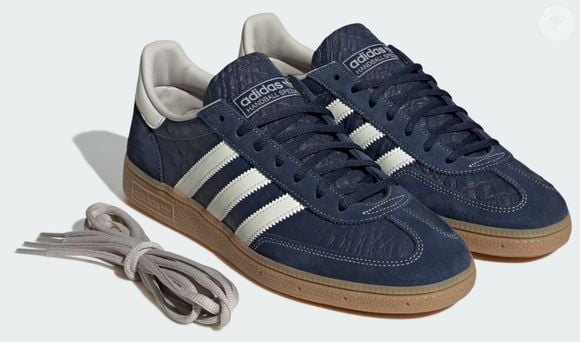 O tom azul-marinho do tênis, chamado oficialmente pela marca de 'Night Indigo' contrasta com os detalhes brancos e o tradicional solado caramelo do modelo, responsável por reforçar seu visual vintage