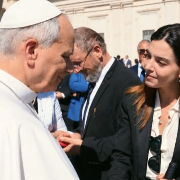 Recentemente, Giovanna Lancellotti o marido Gabriel David se encontraram com o papa Leão XIV no Vaticano. O  simbólico momento coorreu em 16 de setembro, durante uma das audiências do póntífice a Praça de São Pedro.