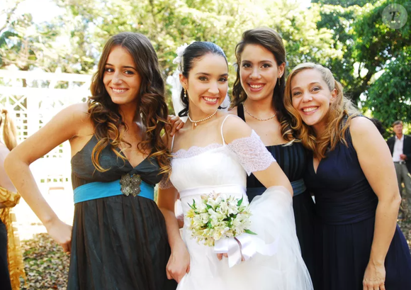 Larissa Queiroz ao lado de outras atrizes na novela 'Paraíso Tropical'.