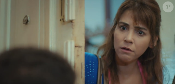 Raif fica em choque quando Ceyda devolve o presente que ela ganhou dele na novela 'Força de Mulher', capítulo de terça-feira, 17 de junho de 2025