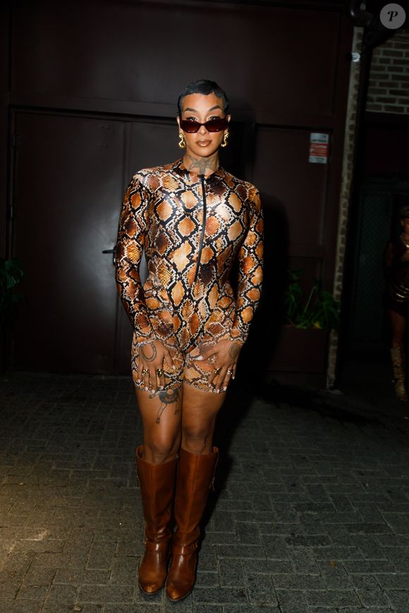 De cabelo curtinho, Linn da Quebrada usou um macacão com estampa de cobra super colado