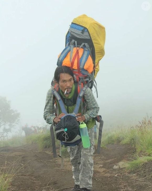 O corpo de Juliana Marins foi resgatado após Agam, alpinista voluntário, ir até o local do acidente