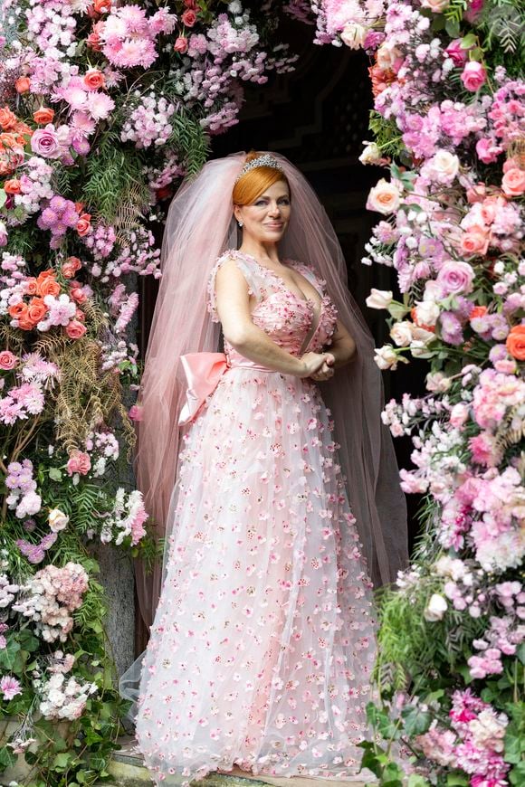 Para o vestido de noiva de Aldeíde (Karine Terles) em 'Vale Tudo',  a equipe da novela selecionou joias da marca Nino Bran e uma coroa comprada no Saara, centro popular do Rio de Janeiro.
