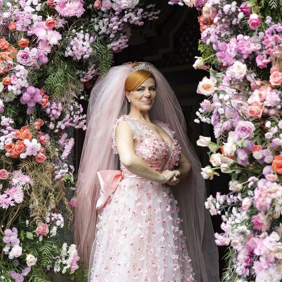 Para o vestido de noiva de Aldeíde (Karine Terles) em 'Vale Tudo',  a equipe da novela selecionou joias da marca Nino Bran e uma coroa comprada no Saara, centro popular do Rio de Janeiro.