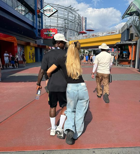 Vini Jr. reuniu imagens de momentos com Virgínia Fonseca, incluindo a viagem recente para a Disney