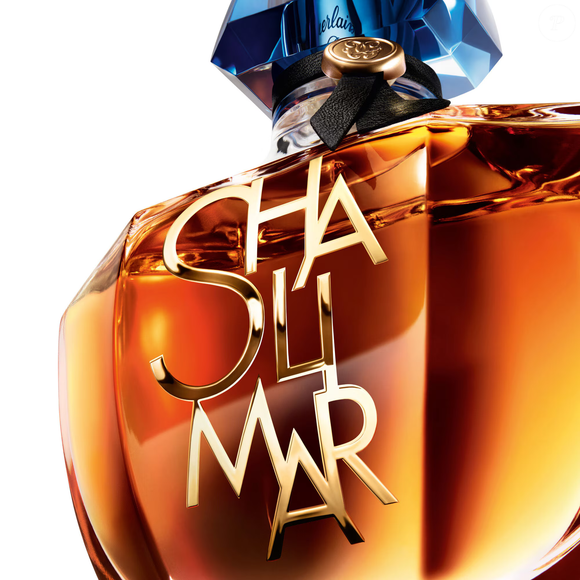 Além da fragrância, o próprio frasco de Shalimar L'Essence ganhou uma releitura. Segundo a Guerlain, a apresentação faz referência ao Art Déco, movimento artístico contemporâneo ao perfume, com letras douradas em uma escrita gráfica ousada que estabelece uma ponte entre o clássico centenário e sua nova interpretação