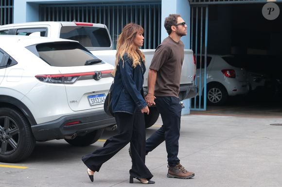 Danni Suzuki e Fernando Roncato estiveram entre os presentes na despedida de Lua Blanco, no Cemitério Vertical Memorial do Carmo, no Rio de Janeiro. O casal compareceu à cerimônia nesta segunda-feira (19), quando familiares e amigos se reuniram para prestar as últimas homenagens à atriz e cantora, que morreu aos 39 anos