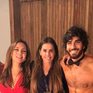 Hugo Moura, ex-marido de Deborah Secco, com ela e Adriana Esteves nos bastidores da novela Segundo Sol , trama de João Emanuel Carneiro