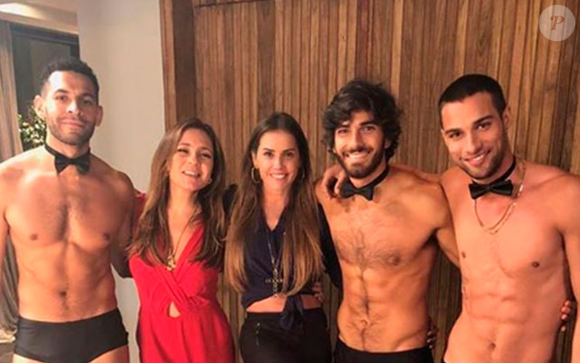 Hugo Moura, ex-marido de Deborah Secco, com ela e Adriana Esteves nos bastidores da novela Segundo Sol , trama de João Emanuel Carneiro