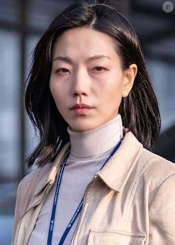 Embora tenha estreado nos cinemas na década de 2000, a primeira série de Kim Shin-rok foi 'The Cursed', em 2020. Na foto, a atriz está em 'Além do Mal', de 2021