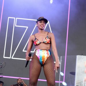 Iza compõe look com meia arrastão e bota de cano longo em show no 'Verão Tim' de 2020