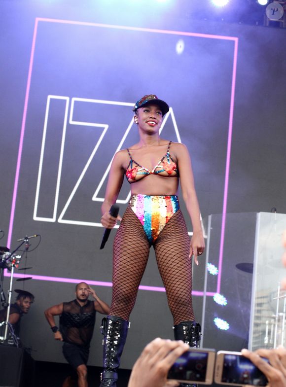 Iza compõe look com meia arrastão e bota de cano longo em show no 'Verão Tim' de 2020