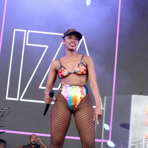 Iza compõe look com meia arrastão e bota de cano longo em show no 'Verão Tim' de 2020