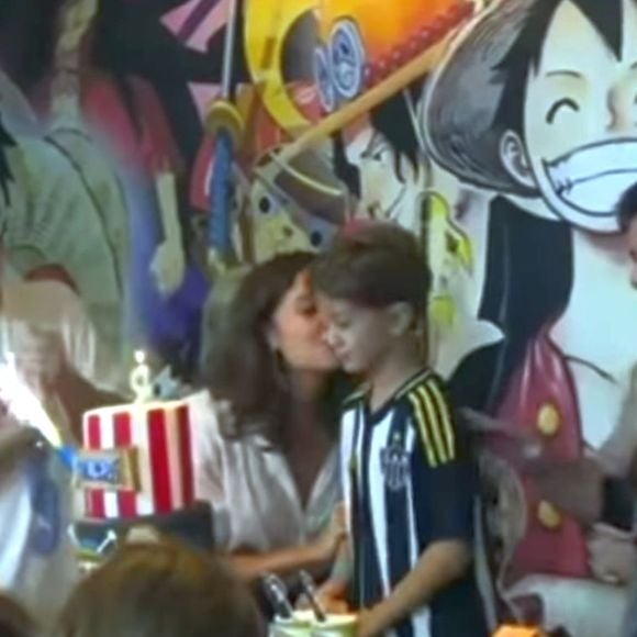 Otto abriu caminho para que outras crianças pegassem os docinhos da mesa