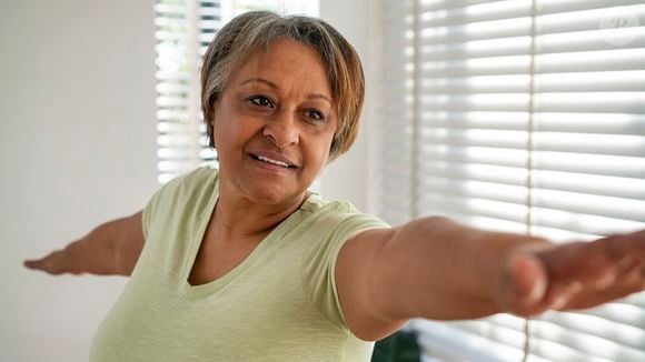 Algunns exercícios mais simples podem ser feitos dentro de casa, de forma a adaptar sua rotina e ganhar mais força e equilíbrio