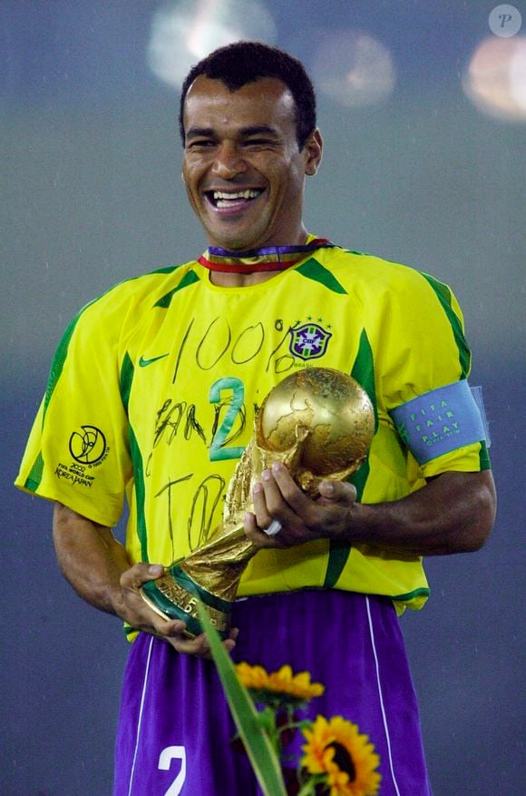 O país que vence a Copa do Mundo não fica mais com a taça até a próxima competição oficial, como era antes de 2006. Agora, após as comemorações e ritos, a seleção campeã ganha uma réplica