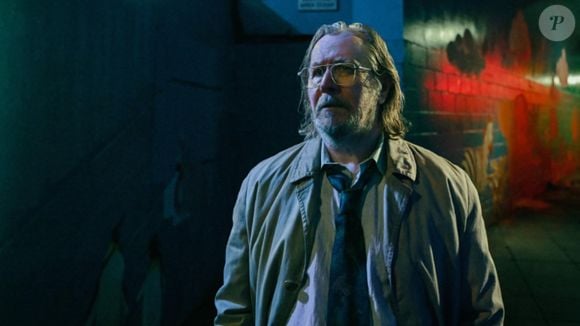 Jackson Lamb (Gary Oldman) pressente algo suspeito e, diante da escalada dos assassinatos, decide dissolver sua equipe. Mas lidar com uma equipe de pessoas à margem da sociedade é sempre mais fácil na teoria do que na prática.