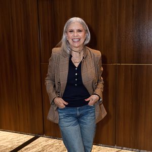Fugindo do clássico all black, Astrid Fontenelle apostou em uma combinação elegante com camisa azul-marinho, calça jeans e blazer marrom xadrez para prestigiar a estreia do monólogo "Mudando de Pele", estrelado por Taís Araújo