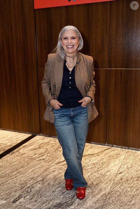 Fugindo do clássico all black, Astrid Fontenelle apostou em uma combinação elegante com camisa azul-marinho, calça jeans e blazer marrom xadrez para prestigiar a estreia do monólogo "Mudando de Pele", estrelado por Taís Araújo