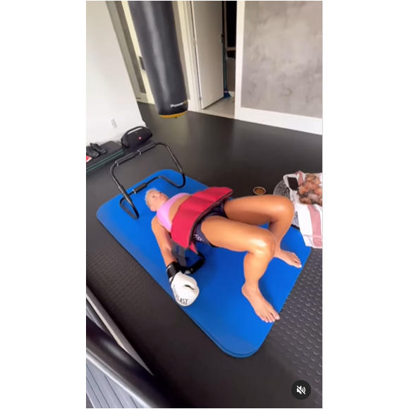 "Ela adora a cadeira extensora, porque é o que faz melhor. O que não curte muito é a abdução em decúbito lateral com miniband", diz a personal sobre o exercício favorito de Xuxa e o que ela menos gosta de fazer