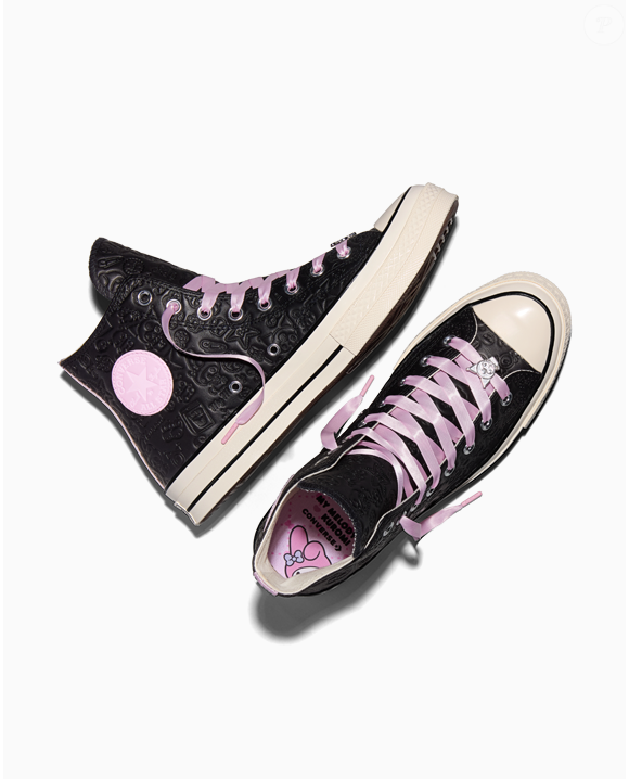 O Converse x Hello Kitty and Friends Chuck 70 Couro Cano Alto Preto está anunciado por R$ 899,90 e pode ser parcelado em até 10 vezes de R$ 89,99 sem juros, conforme as condições de pagamento informadas. Identificado pelo código SKU A21834C, o modelo integra a coleção limitada que celebra a amizade entre a Converse e Hello Kitty and Friends, combinando o preto envernizado com detalhes inspirados em Kuromi e My Melody