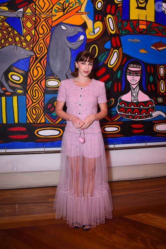 Atriz de 'Vale Tudo', Alice Wegmann também opta pelos looks rosa em suas produções