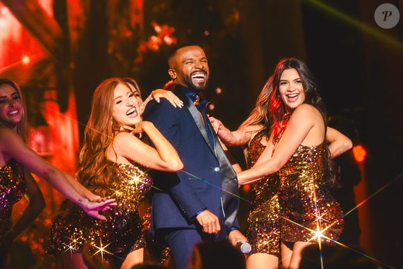 No palco de Zezé Di Camargo, Alexandre Pires se divertiu com a plateia e dançarinas