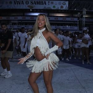 Grávida de Ludmilla, Brunna Gonçalves deixa barriga de gravidez à mostra e apostou em look com sandálias prateadas