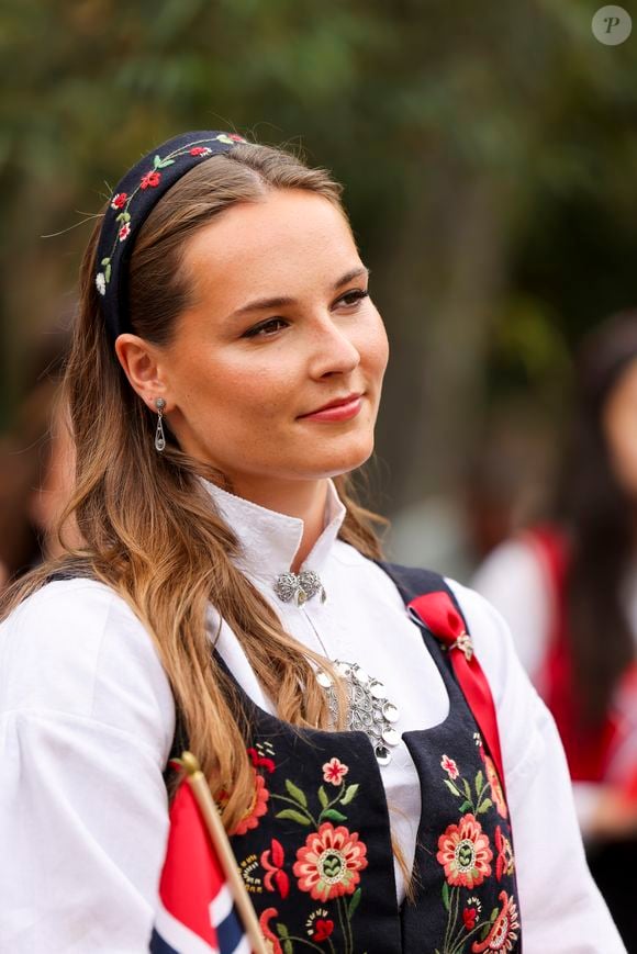 Além de integrar a família real da Noruega, Ingrid Alexandra também chama atenção pelo currículo: concluiu o serviço militar e atualmente cursa bacharelado com foco em Relações Internacionais e economia política na Universidade de Sydney.