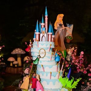 Bolo da festa da filha de Viih Tube e Eliezer teve 10 andares, desde a base até o topo do castelo