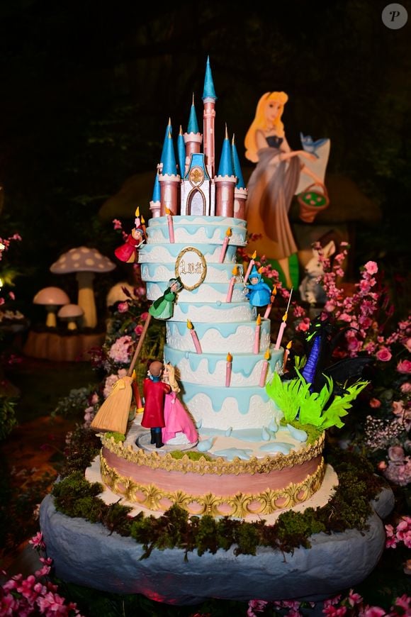 Bolo da festa da filha de Viih Tube e Eliezer teve 10 andares, desde a base até o topo do castelo
