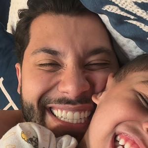 Leo com o pai, Murilo Huff