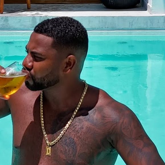 Eita! Davi Brito tenta fugir de blitz fingindo problema mecânico em carro, mas acaba na delegacia. 'Sinais severos de embriaguez', diz jornal