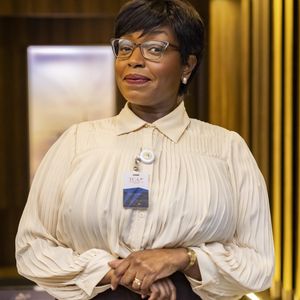 Consuelo (Belize Pombal) se preocupa quando Raquel lhe pede para não revelar a Odete que Celina (Malu Galli) é sócia da Paladar.