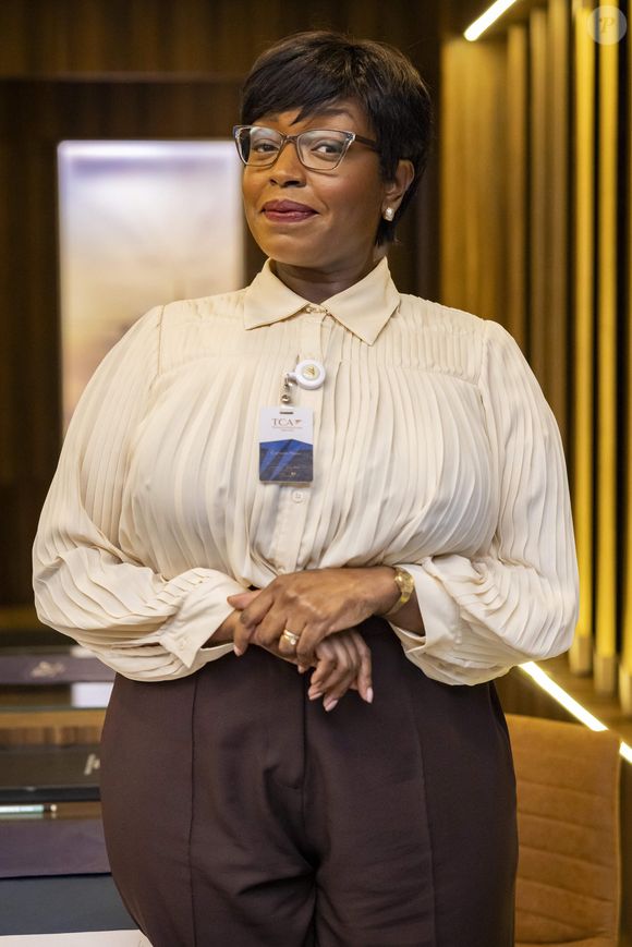 Consuelo (Belize Pombal) se preocupa quando Raquel lhe pede para não revelar a Odete que Celina (Malu Galli) é sócia da Paladar.