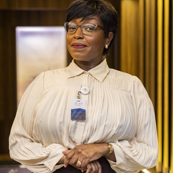 Consuelo (Belize Pombal) se preocupa quando Raquel lhe pede para não revelar a Odete que Celina (Malu Galli) é sócia da Paladar.
