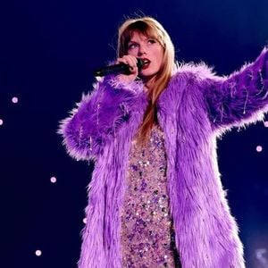 Taylor Swift ama a cor roxa: ela é tom da sorte para quem é de Sagitário, signo da cantora, no Réveillon 2025