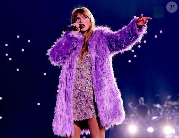 Taylor Swift ama a cor roxa: ela é tom da sorte para quem é de Sagitário, signo da cantora, no Réveillon 2025