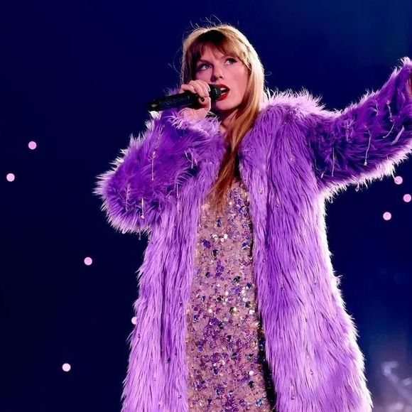 Taylor Swift ama a cor roxa: ela é tom da sorte para quem é de Sagitário, signo da cantora, no Réveillon 2025