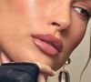 Hailey Bieber revela uma técnica de maquiagem que valoriza os lábios com contorno suave e efeito naturalmente volumoso