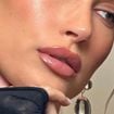 É muito fácil conseguir lábios mais volumosos e definidos: nós temos a técnica da Hailey Bieber