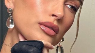 É muito fácil conseguir lábios mais volumosos e definidos: nós temos a técnica da Hailey Bieber