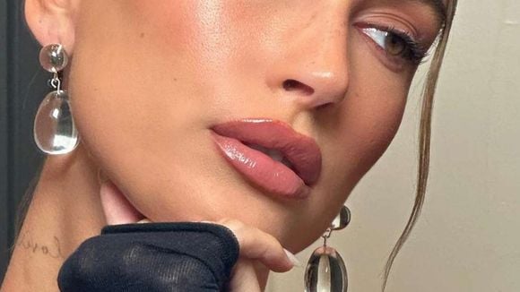É muito fácil conseguir lábios mais volumosos e definidos: nós temos a técnica da Hailey Bieber