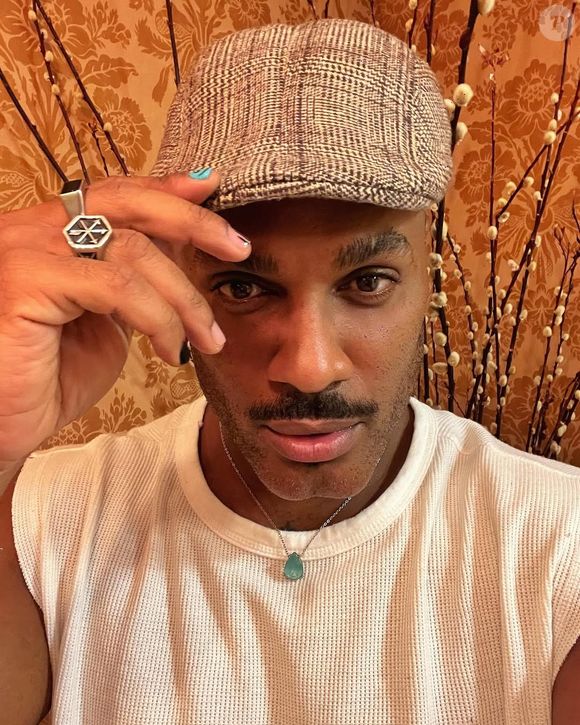 'Eu ando pelado, ando seminu o ano todo, imagina no Carnaval!', revelou ao Jornal Extra o ex-BBB, que encara a nudez como parte de um protesto contra a objetificação dos corpos negros