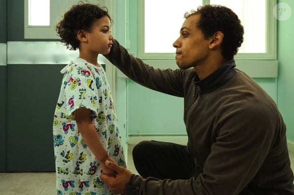 Jordan Bolger e Jahsaiah Williams interpretam pai e filho em diferentes momentos de "A Testemunha", sucesso da Netflix baseado em uma história real